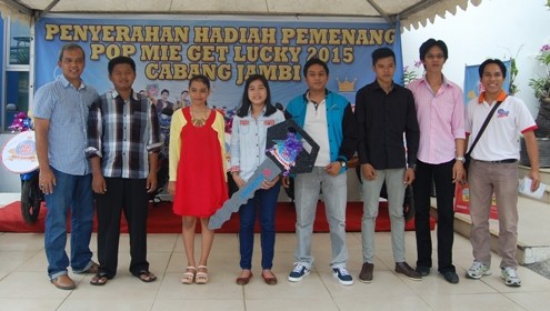 Lima pemenang undian Pop Mie Get Lucky menerima hadiah motor dari PT. Indofood Jambi